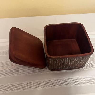 Dezine Box with Bird Lid & Parakeet Artwork (LR-MG)