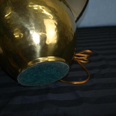 LOT 12. BRASS TABLE LAMP.