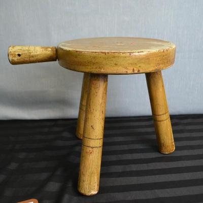 LOT 13. VINTAGE MILKING STOOL.