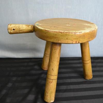 LOT 13. VINTAGE MILKING STOOL.
