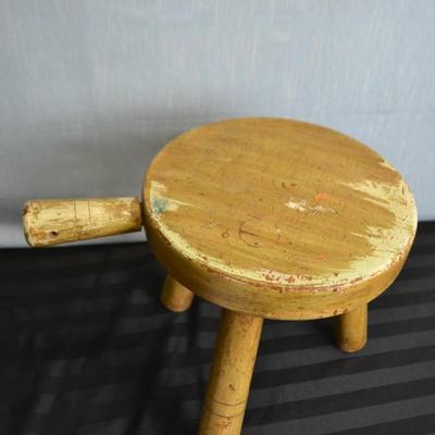 LOT 13. VINTAGE MILKING STOOL.