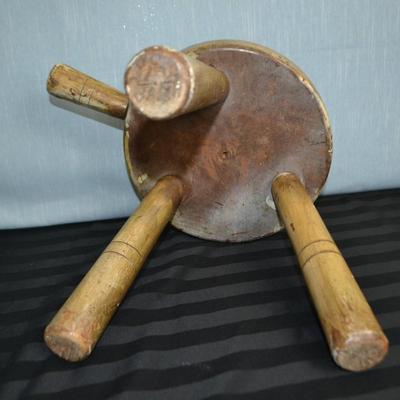 LOT 13. VINTAGE MILKING STOOL.