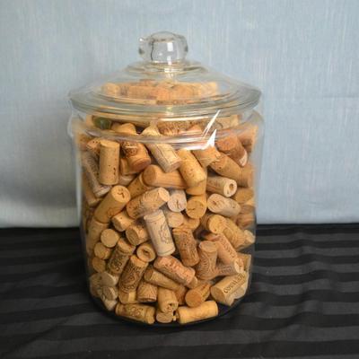 LOT 17. JAR WITH LID AND FULL OF WINE CORKS