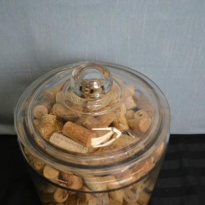 LOT 17. JAR WITH LID AND FULL OF WINE CORKS