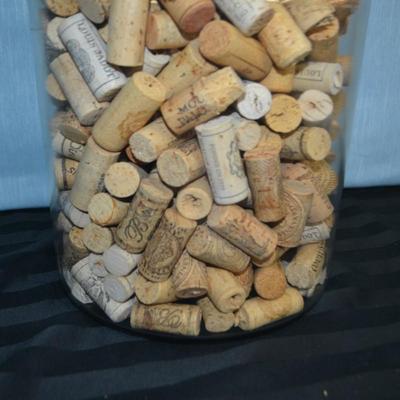 LOT 17. JAR WITH LID AND FULL OF WINE CORKS