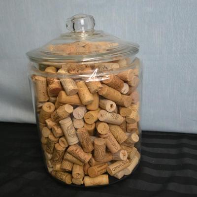 LOT 17. JAR WITH LID AND FULL OF WINE CORKS