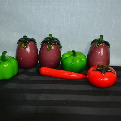 LOT 18. DECORATIVE GLASS FRUIT AND VEGETABLES