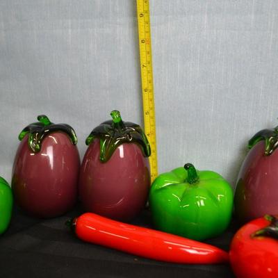 LOT 18. DECORATIVE GLASS FRUIT AND VEGETABLES