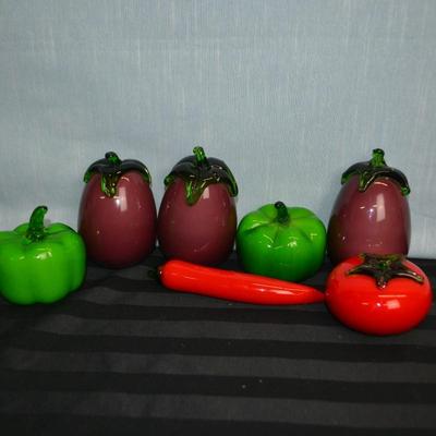 LOT 18. DECORATIVE GLASS FRUIT AND VEGETABLES