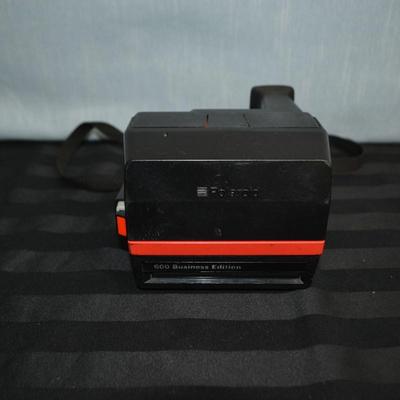 LOT 24.  VINTAGE POLAROID STATE FARM INSURANCE CAMERA