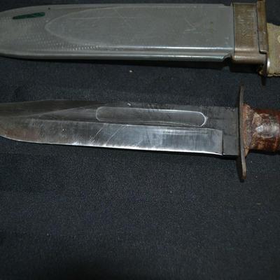LOT 31. CAMILLUS COMBAT KNIFE AND SCABBARD