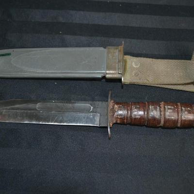 LOT 31. CAMILLUS COMBAT KNIFE AND SCABBARD