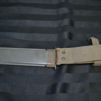 LOT 31. CAMILLUS COMBAT KNIFE AND SCABBARD