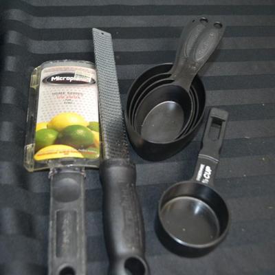 LOT 33. NON STICK ROASTING PAN AND KITCHEN ITEMS