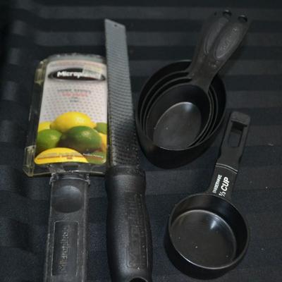 LOT 33. NON STICK ROASTING PAN AND KITCHEN ITEMS