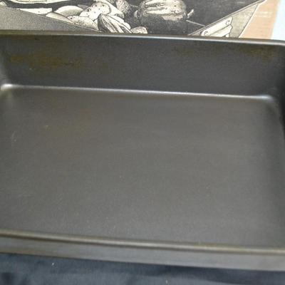 LOT 33. NON STICK ROASTING PAN AND KITCHEN ITEMS