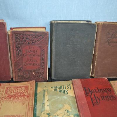LOT 39. VINTAGE AND ANTIQUE BOOKS