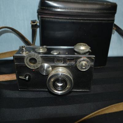 LOT 42. VINTAGE BINOCULARS AND CAMERA