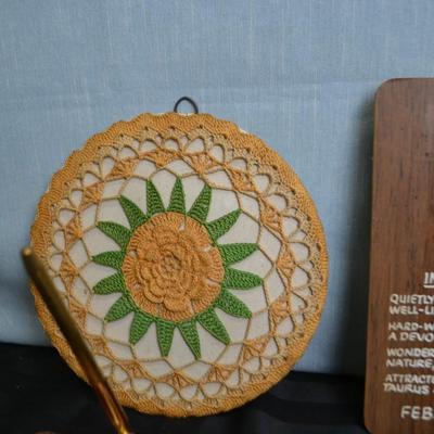 LOT 44. VINTAGE HOME DECOR AND DESK ITEMS