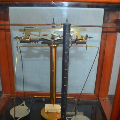 LOT 46. ANTIQUE CHRISTIAN BECKER SCALE