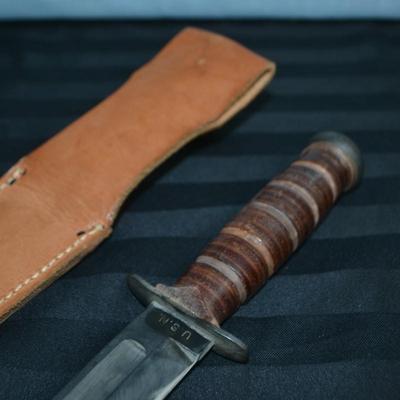 LOT 50. VINTAGE USN CAMILLUS COMBAT KNIFE AND SCABBARD