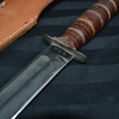 LOT 50. VINTAGE USN CAMILLUS COMBAT KNIFE AND SCABBARD