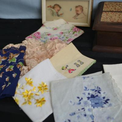 LOT 67. WALL DECOR, VINTAGE WOOD BOX AND HANDKERCHIEFS