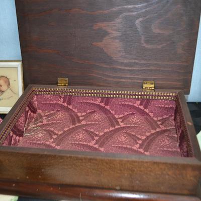 LOT 67. WALL DECOR, VINTAGE WOOD BOX AND HANDKERCHIEFS