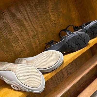 Clarks, Sketchers, Tommy Hilfiger & More Size 8.5 Sandals (BR2-RG)