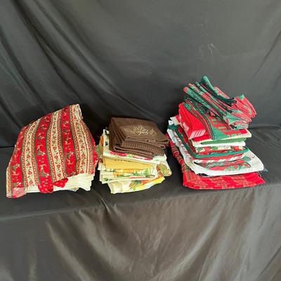 Holiday Linens (DR-MG)