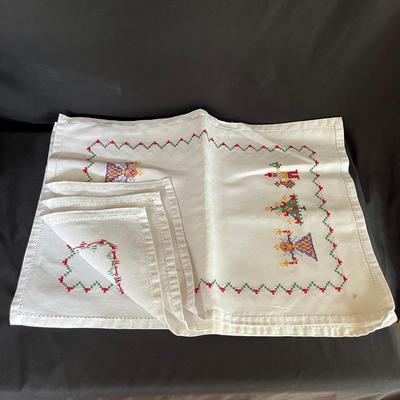 Holiday Linens (DR-MG)