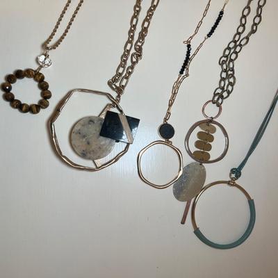 Chicoâ€™s & More 25+ Fashionable Statement Necklaces & More (BR2-RG)