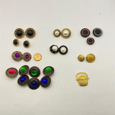 860 Vintage Multi Colored Metal and Plastic Buttons