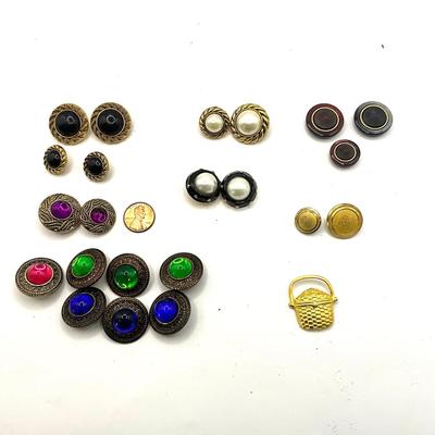 860 Vintage Multi Colored Metal and Plastic Buttons