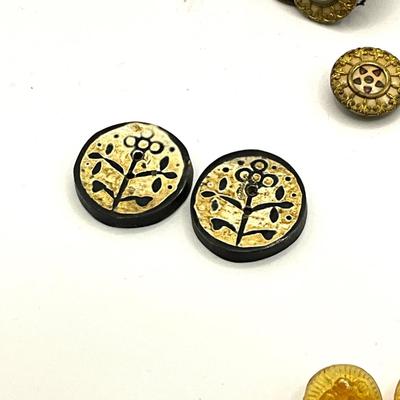 862 Antique Victorian , Folk Art , Glass Buttons