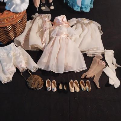 COLLECTABLE DOLLS AND MANY BODY PARTS TO MAKE MORE
