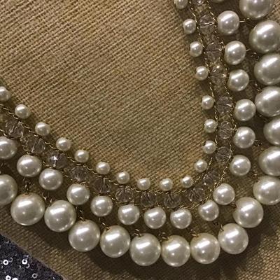 Beautiful Crystal Faux Pearl Necklace.