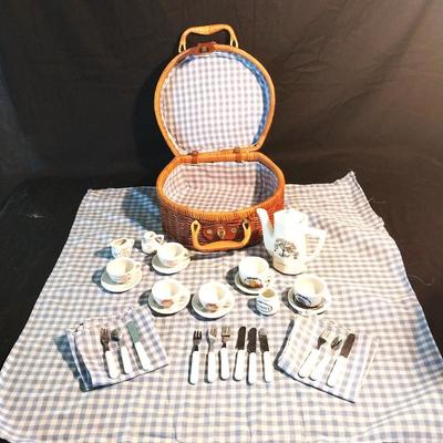 CHILDS PICNIC AND TEA SET