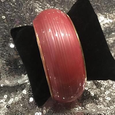 Bracelet Bangle Satin Fushia  Enameled Gold Tone Fashion Jewelry