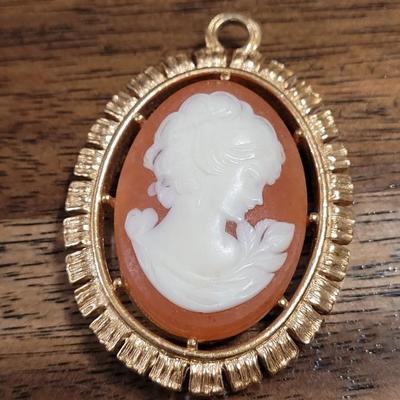 P: Brooch and Pendant lot