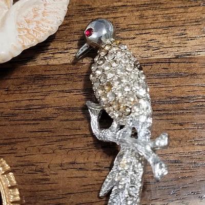 P: Brooch and Pendant lot