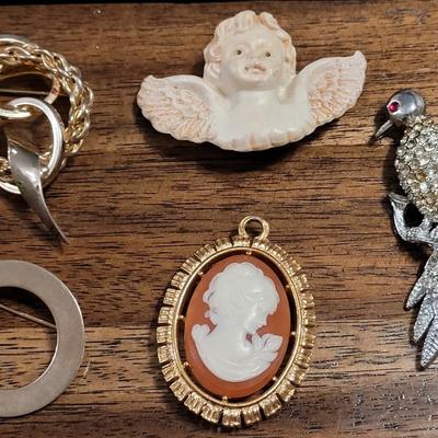 P: Brooch and Pendant lot