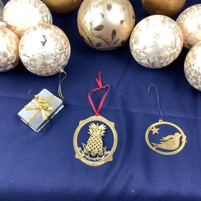 117 Gold Holiday Christmas Ornaments and Potpourri