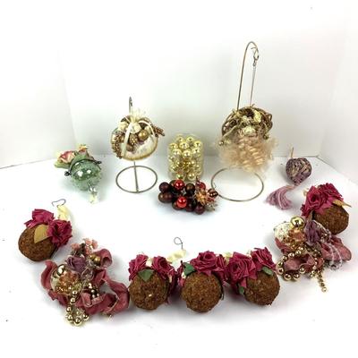 121 Holiday Potpourri & Floral Ornaments