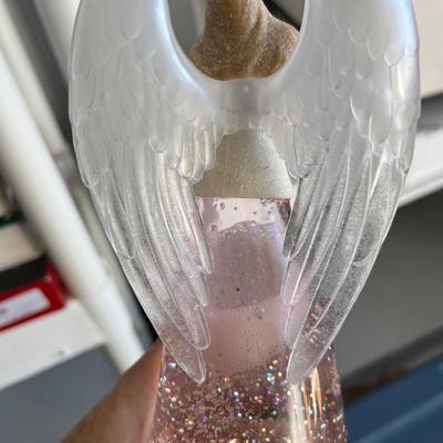 Automated angle snow globe