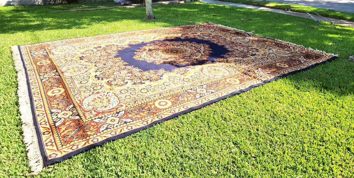 Lot 255 Large Contemporary Room Sized Rug with Traditional Styling