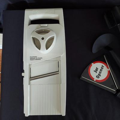 Pampered Chef Kitchen Gadgets and Utensils (K-BBL)