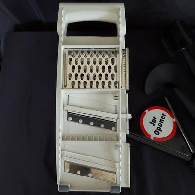 Pampered Chef Kitchen Gadgets and Utensils (K-BBL)