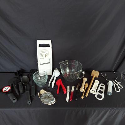 Pampered Chef Kitchen Gadgets and Utensils (K-BBL)