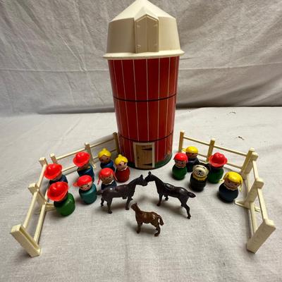 Fisher Price Family Play Farm with Animals & More (BO-KL)